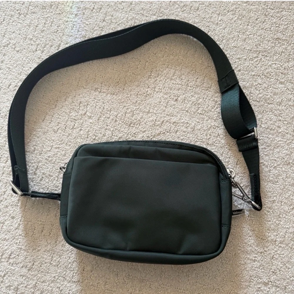 lululemon athletica Everywhere 2L Crossbody bag - Picture 2 of 6